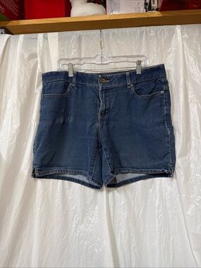 Classic Mid-Rise Women’s Dark Blue Denim Shorts by Terra Sky. Size 14W